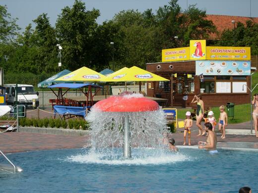 Občerstvení u bazénu v Aquaparku Olešná