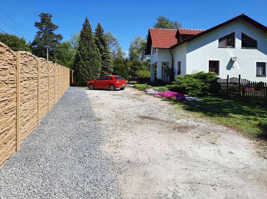 Parkoviště před domem
