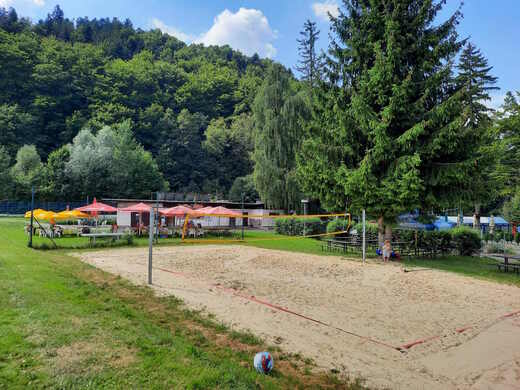 Volejbalové hřiště na koupališti v Rožnově pod Radhoštěm