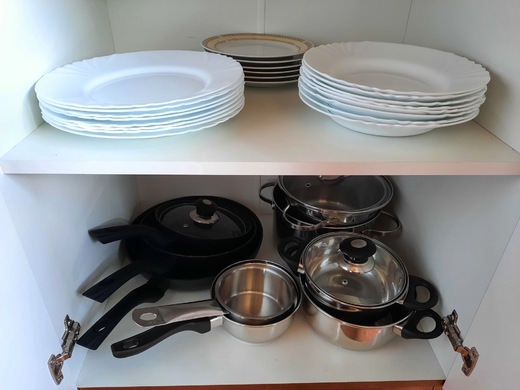 Vybavení kuchyně - hrnce a talíře