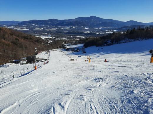 Výhled na Pustevny a Radhošť ze sjezdovky na Opálené